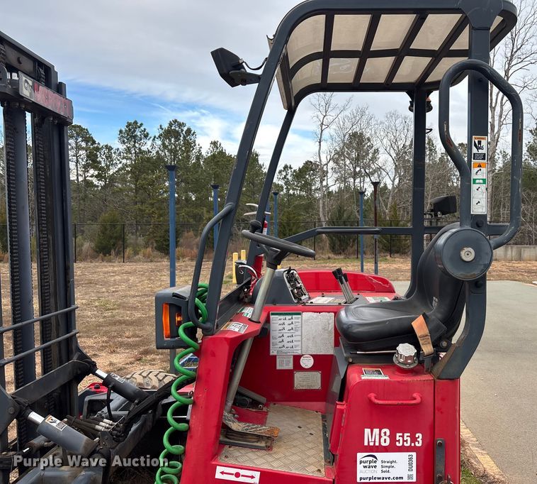 image for item DU0363 2015 Moffett M5501 forklift