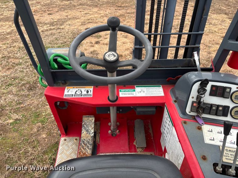 image for item DU0363 2015 Moffett M5501 forklift