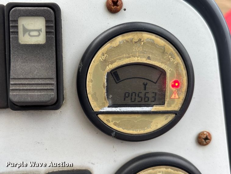 image for item DU0363 2015 Moffett M5501 forklift