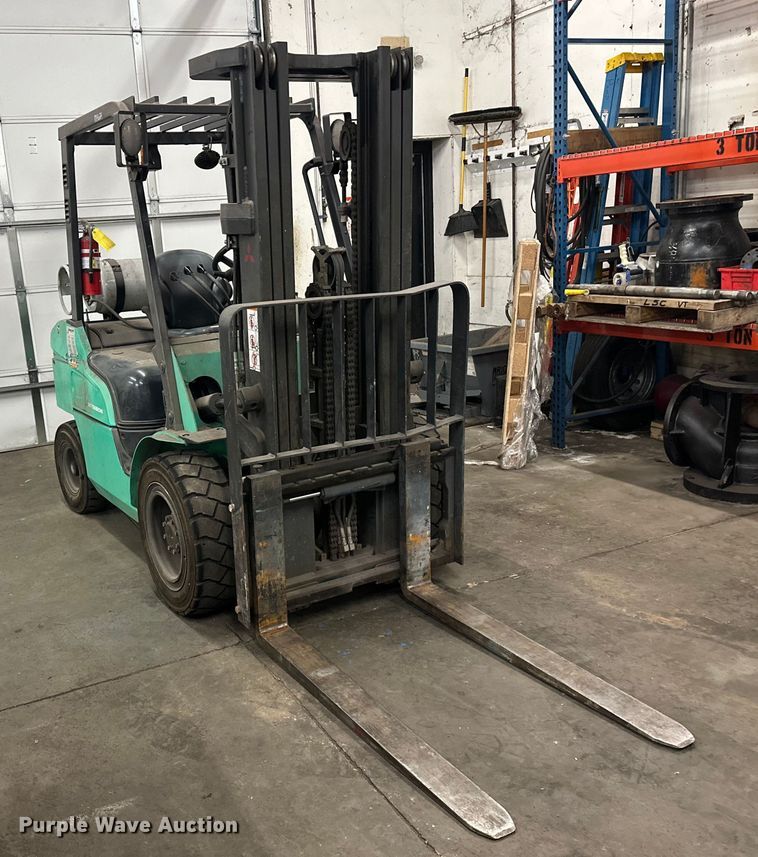 image for item DW4492 2015 Mitsubishi FG30N5 forklift