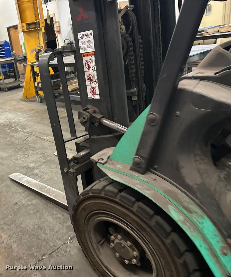 image for item DW4492 2015 Mitsubishi FG30N5 forklift