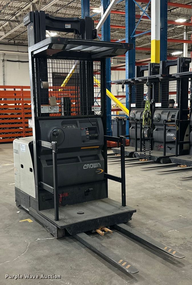 image for item DW4493 2016 Crown SP3520-30 order picker