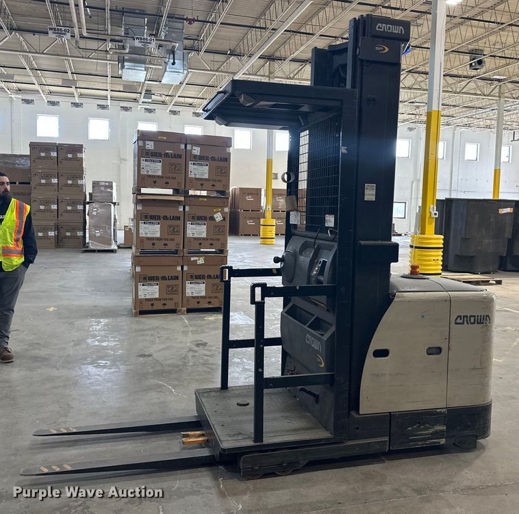 image for item DW4493 2016 Crown SP3520-30 order picker