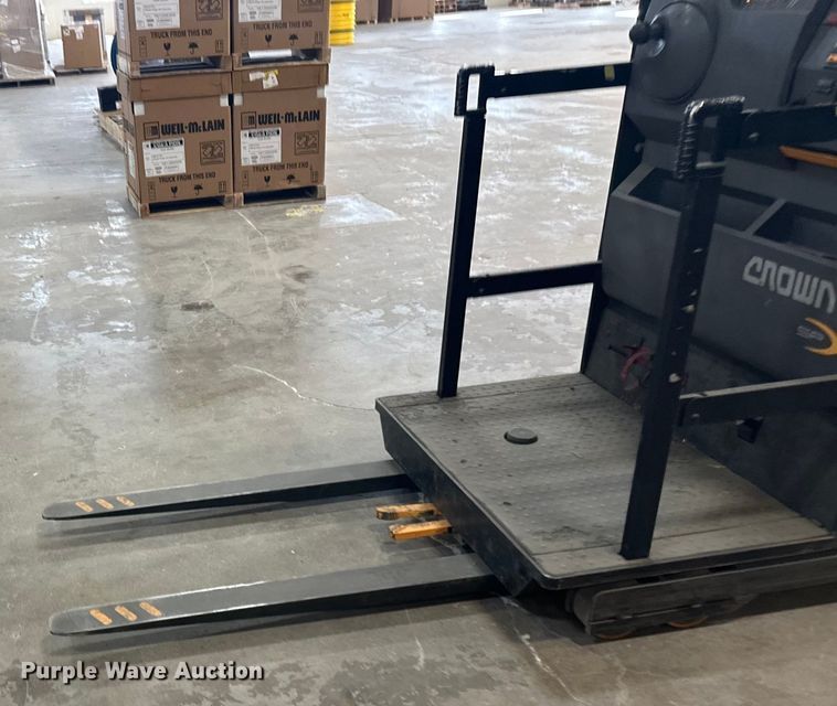 image for item DW4493 2016 Crown SP3520-30 order picker