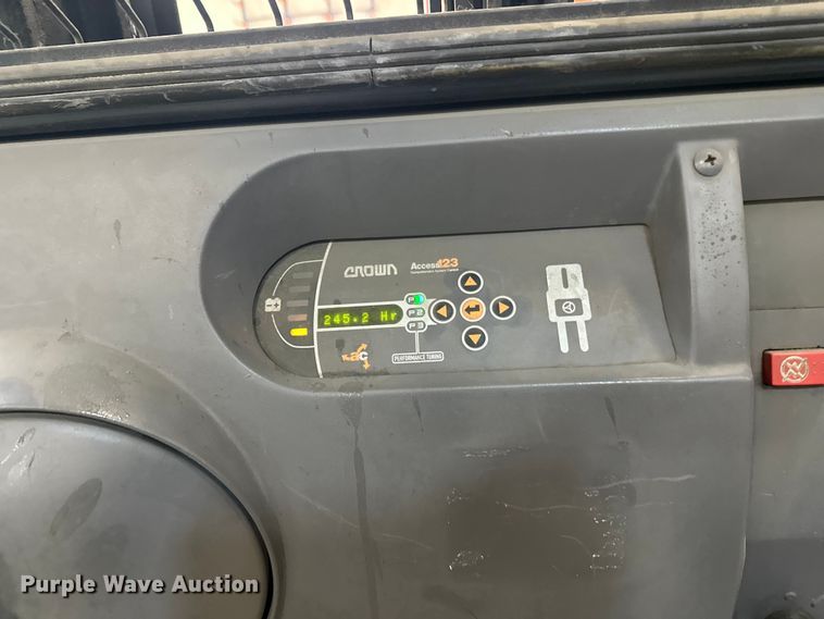 image for item DW4493 2016 Crown SP3520-30 order picker