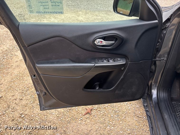 image for item DW7386 2016 Jeep Cherokee SUV