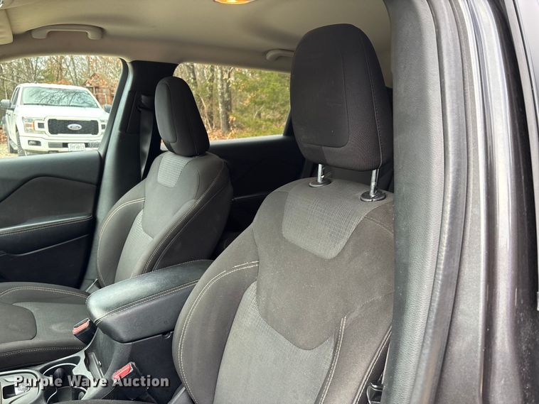 image for item DW7386 2016 Jeep Cherokee SUV