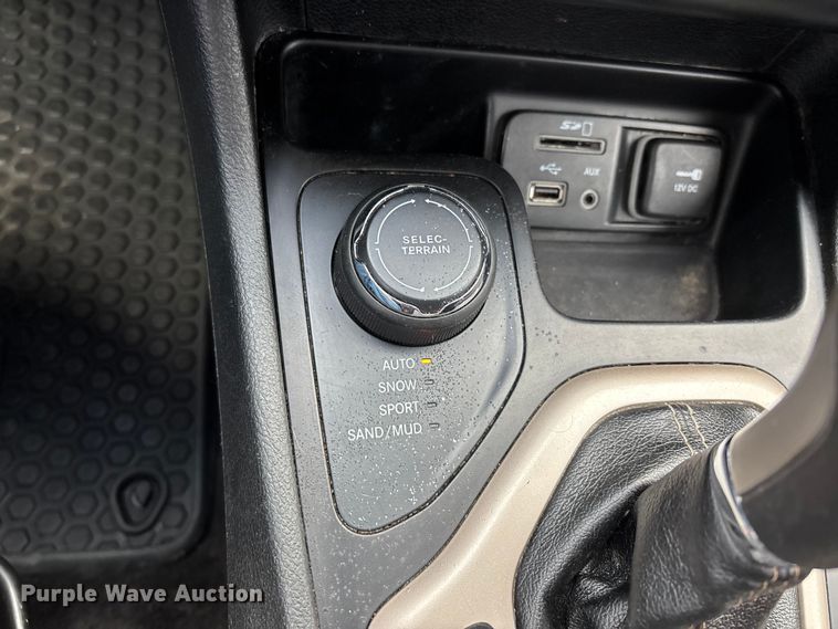 image for item DW7386 2016 Jeep Cherokee SUV