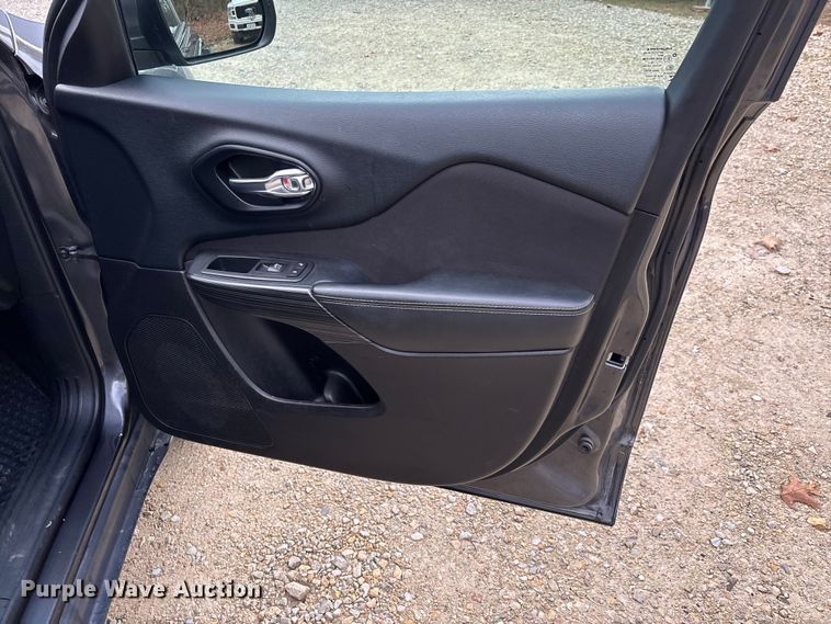 image for item DW7386 2016 Jeep Cherokee SUV