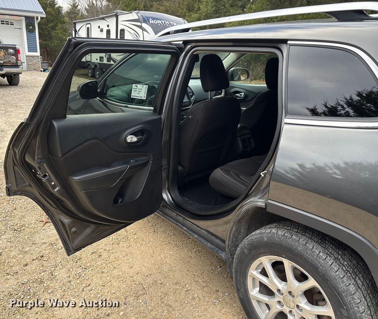 image for item DW7386 2016 Jeep Cherokee SUV