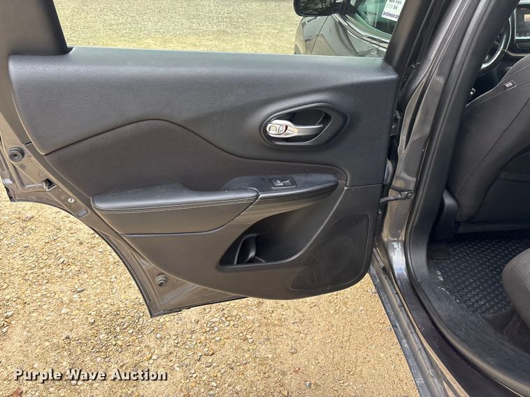 image for item DW7386 2016 Jeep Cherokee SUV