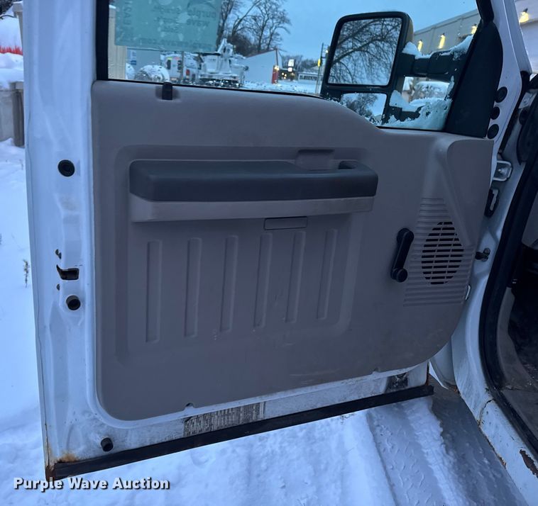 image for item EA2133 2008 Ford F250 Super Duty XL utility bed pickup truck