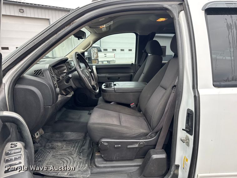 image for item EA2236 2013 GMC Sierra 2500 Ext. Cab pickup truck