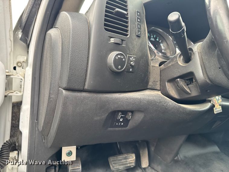 image for item EA2236 2013 GMC Sierra 2500 Ext. Cab pickup truck