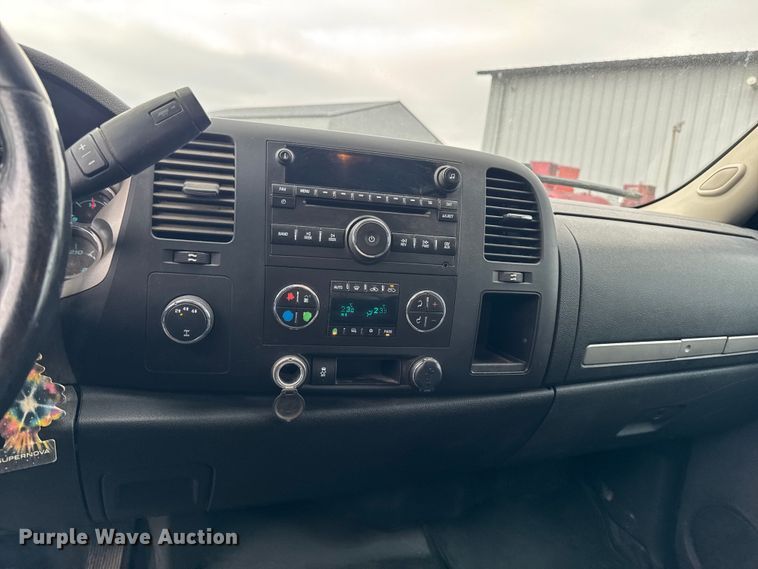 image for item EA2236 2013 GMC Sierra 2500 Ext. Cab pickup truck