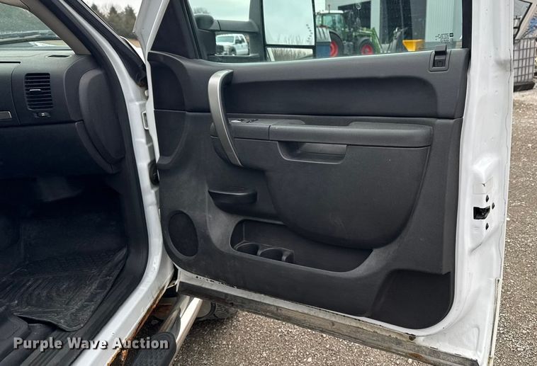 image for item EA2236 2013 GMC Sierra 2500 Ext. Cab pickup truck