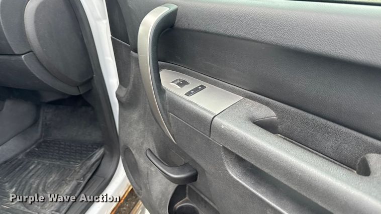 image for item EA2236 2013 GMC Sierra 2500 Ext. Cab pickup truck