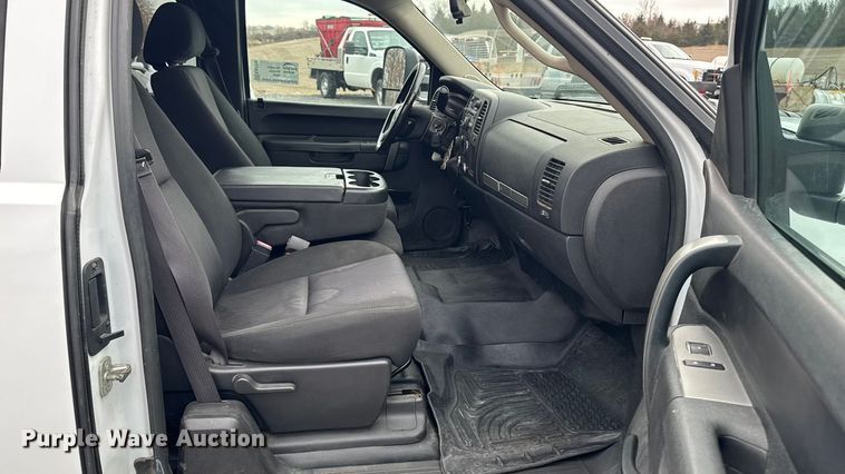 image for item EA2236 2013 GMC Sierra 2500 Ext. Cab pickup truck