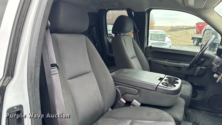 image for item EA2236 2013 GMC Sierra 2500 Ext. Cab pickup truck