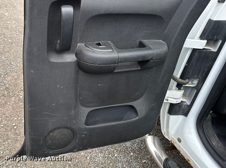 image for item EA2236 2013 GMC Sierra 2500 Ext. Cab pickup truck