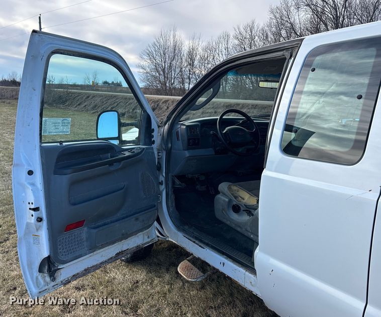 image for item EA2260 2004 Ford F350 Super Duty Ext. Cab pickup truck