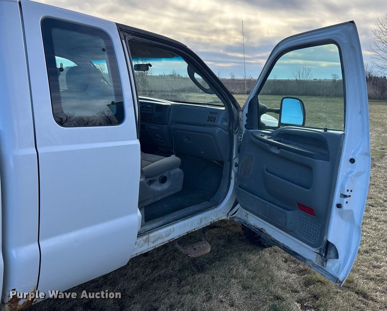 image for item EA2260 2004 Ford F350 Super Duty Ext. Cab pickup truck