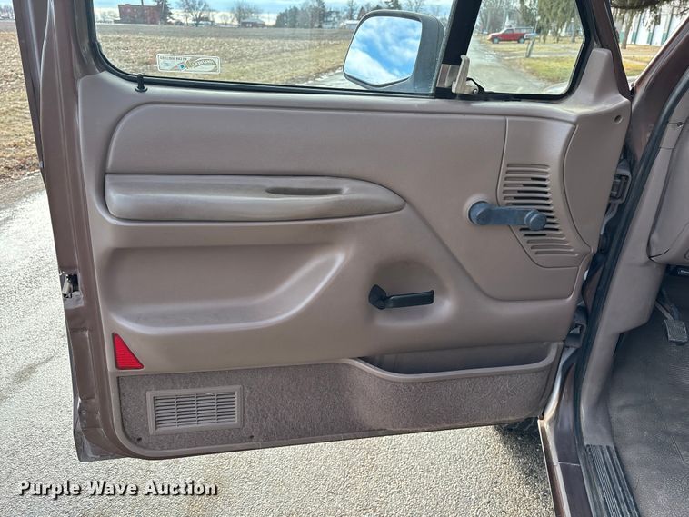 image for item EA2272 1993 Ford F250 XL pickup truck