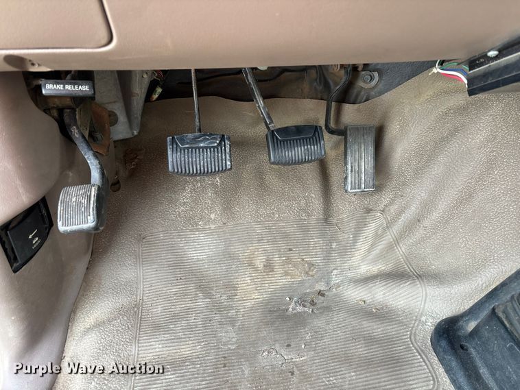 image for item EA2272 1993 Ford F250 XL pickup truck