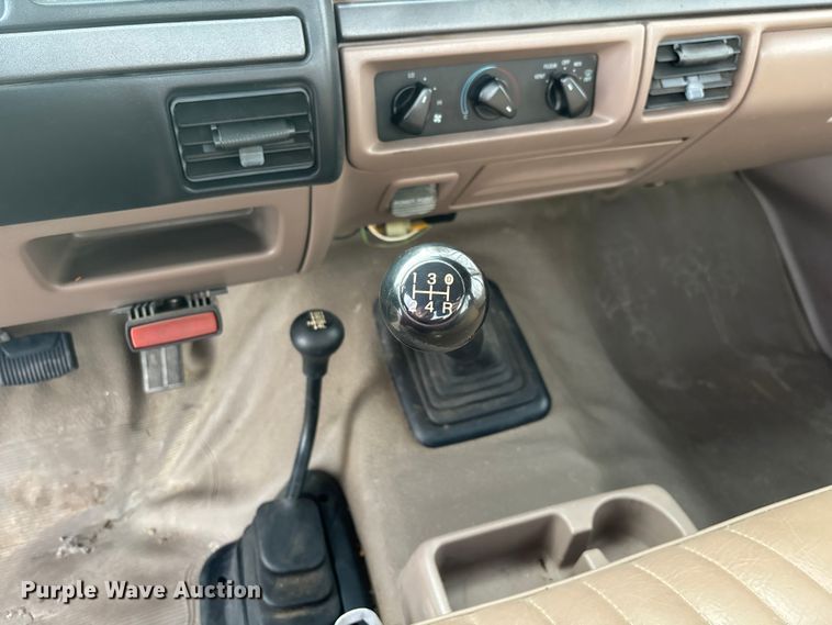 image for item EA2272 1993 Ford F250 XL pickup truck