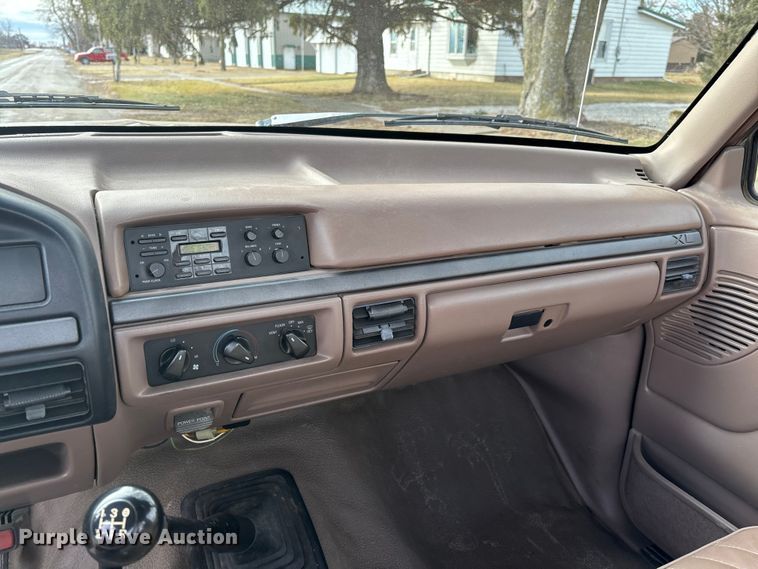 image for item EA2272 1993 Ford F250 XL pickup truck