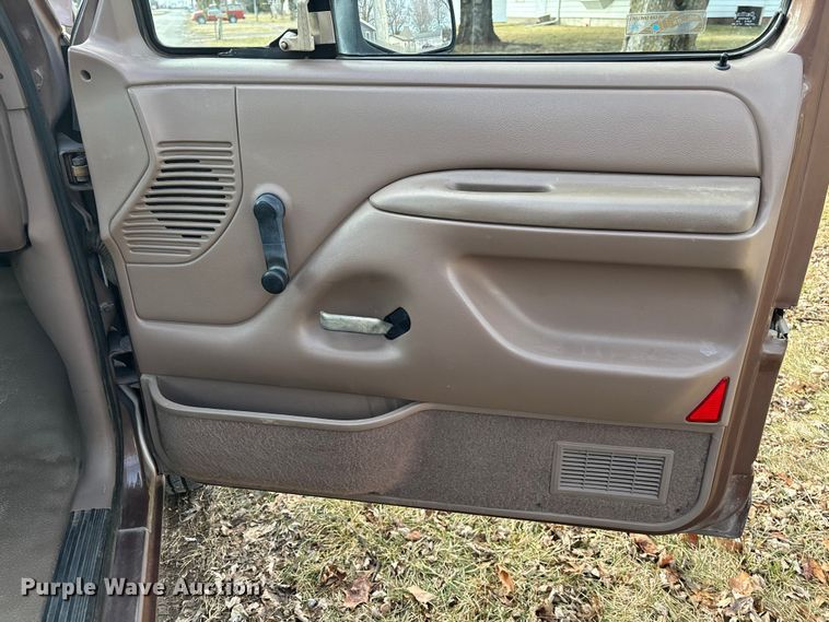 image for item EA2272 1993 Ford F250 XL pickup truck