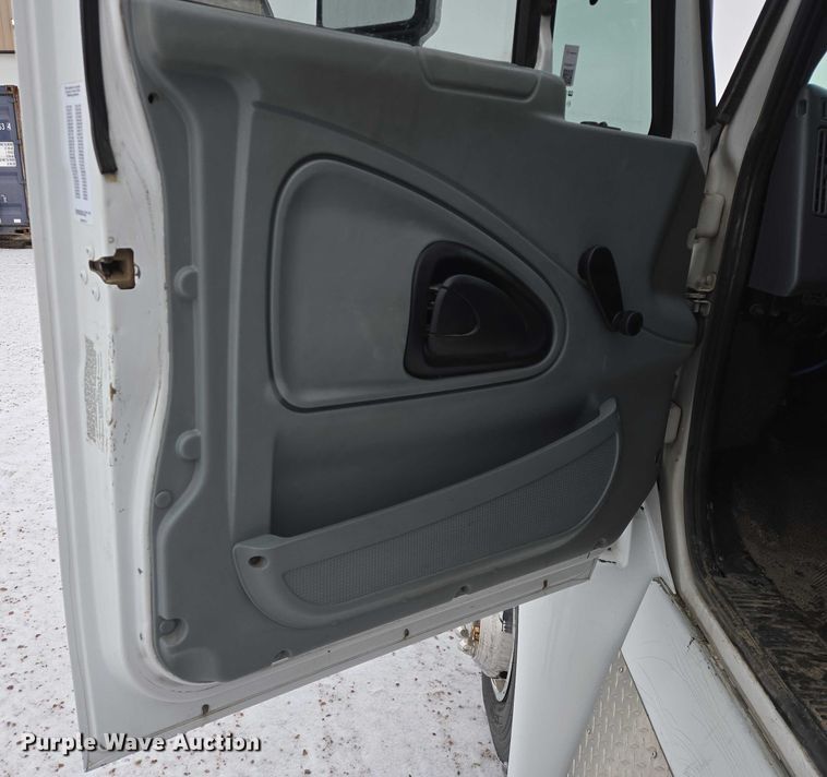 image for item EB1199 2004 International 3200 shuttle bus