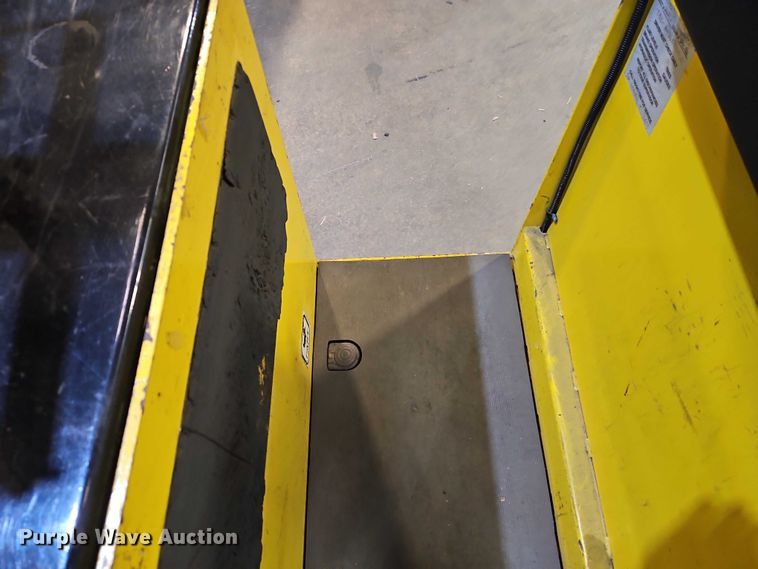 image for item EB8484 2004 Hyster T5Z tow tractor