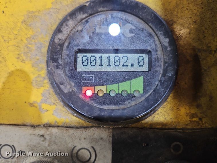 image for item EB8484 2004 Hyster T5Z tow tractor