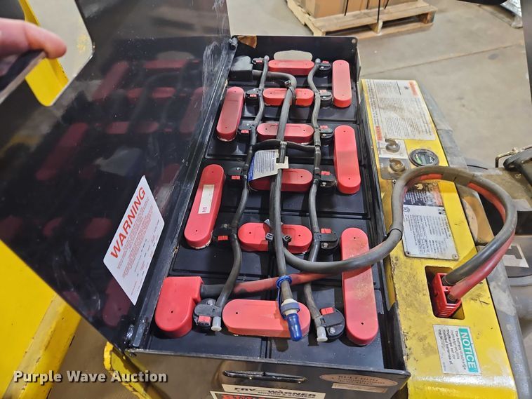 image for item EB8484 2004 Hyster T5Z tow tractor