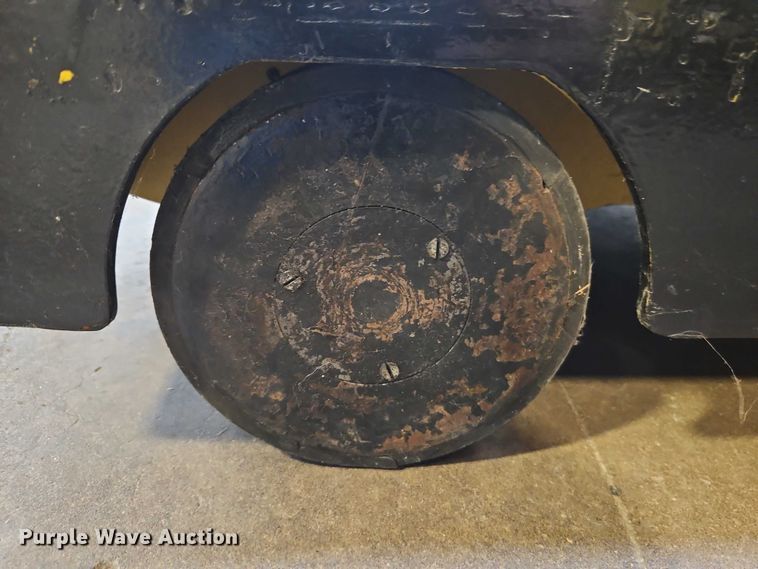 image for item EB8484 2004 Hyster T5Z tow tractor