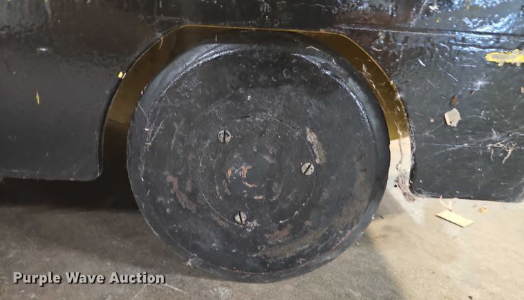 image for item EB8484 2004 Hyster T5Z tow tractor