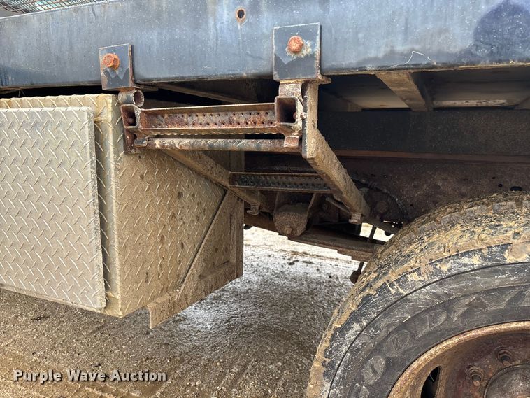 image for item ED2407 2006 Ford F550 XL Super Duty flatbed truck