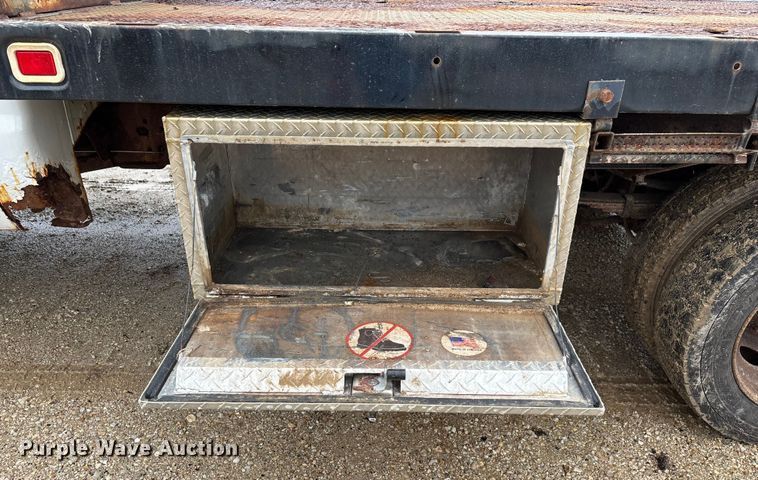 image for item ED2407 2006 Ford F550 XL Super Duty flatbed truck