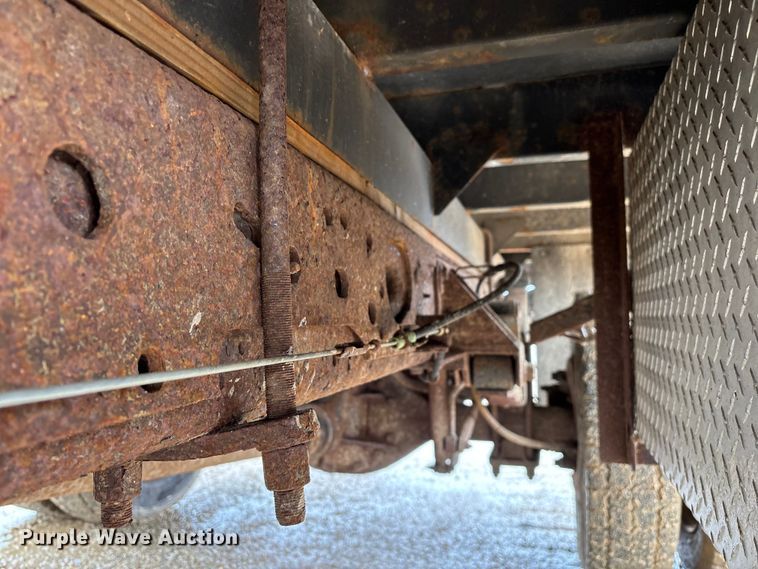 image for item ED2407 2006 Ford F550 XL Super Duty flatbed truck