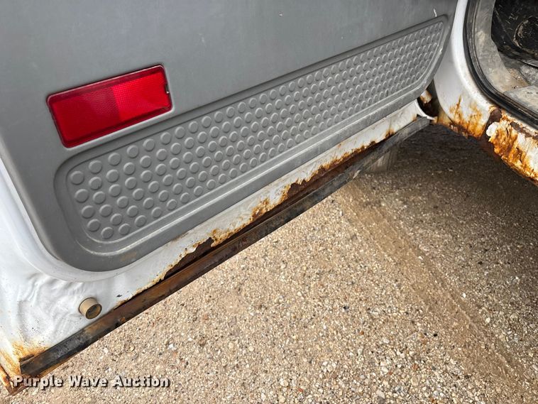 image for item ED2407 2006 Ford F550 XL Super Duty flatbed truck