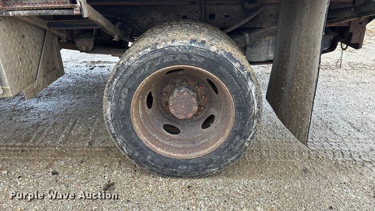 image for item ED2407 2006 Ford F550 XL Super Duty flatbed truck