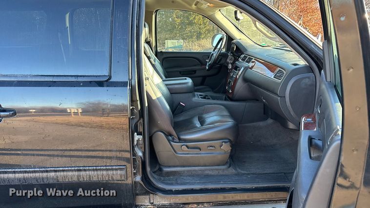 image for item ED2463 2010 Chevrolet Suburban SUV