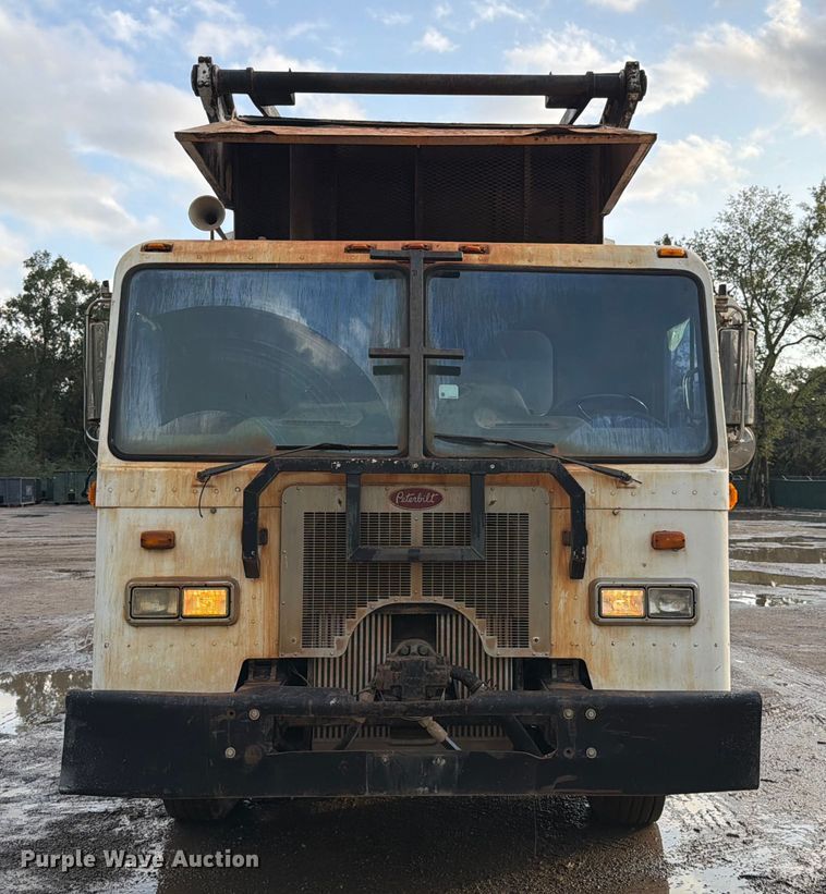 image for item ED5049 2005 Peterbilt 320 refuse truck