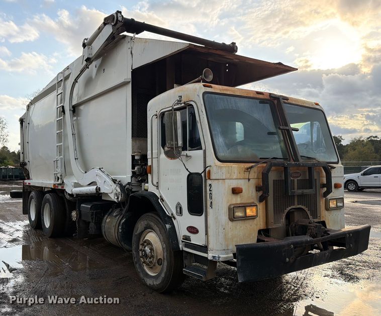 image for item ED5049 2005 Peterbilt 320 refuse truck