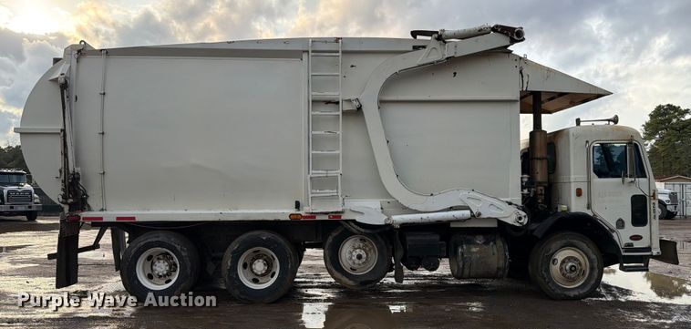 image for item ED5049 2005 Peterbilt 320 refuse truck