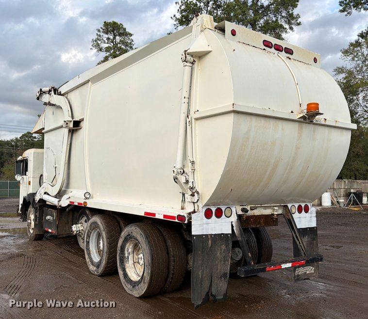 image for item ED5049 2005 Peterbilt 320 refuse truck