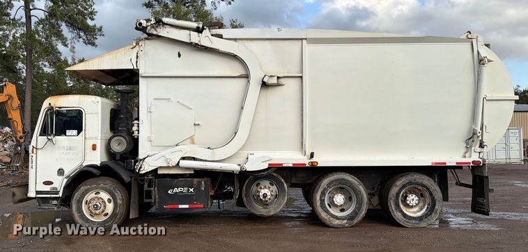 image for item ED5049 2005 Peterbilt 320 refuse truck