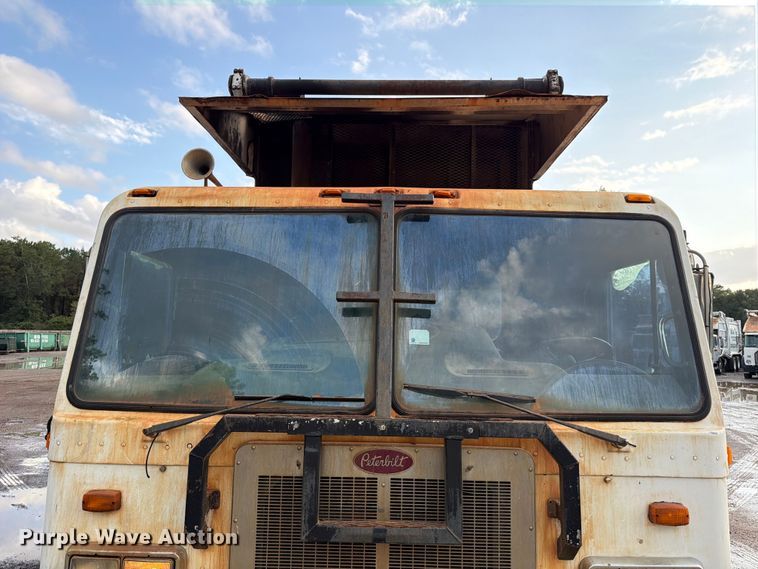 image for item ED5049 2005 Peterbilt 320 refuse truck