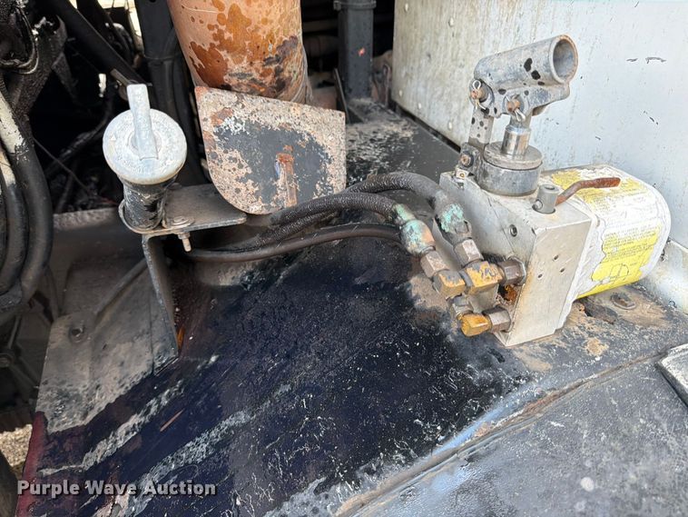 image for item ED5049 2005 Peterbilt 320 refuse truck